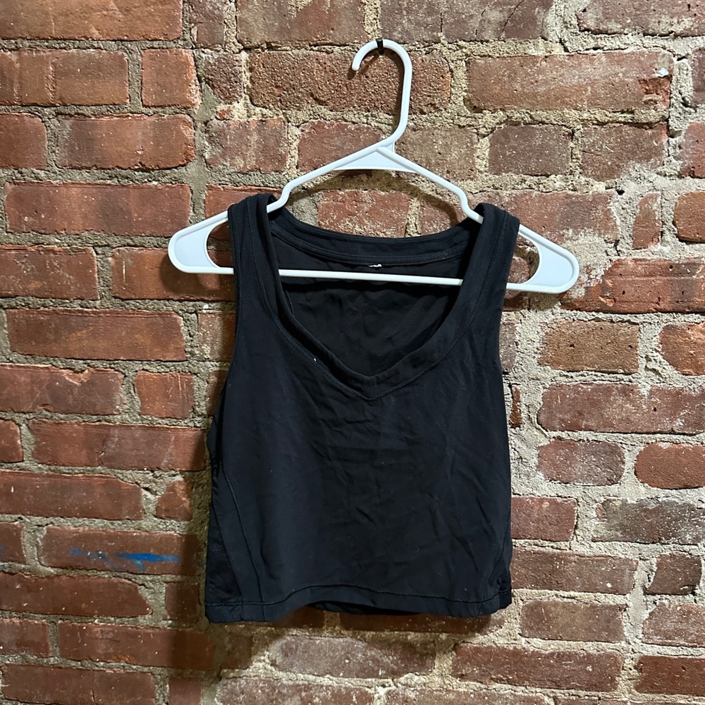 Athleta cropped v neck with floral detailing on back